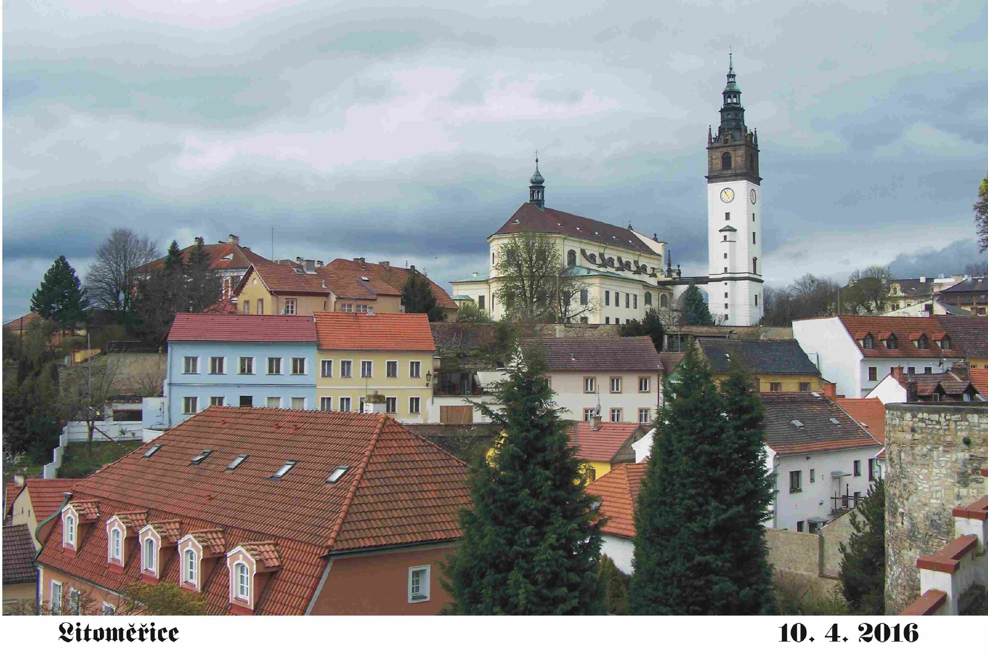 pohled na katedrálu z parkánů Jozé Rizala