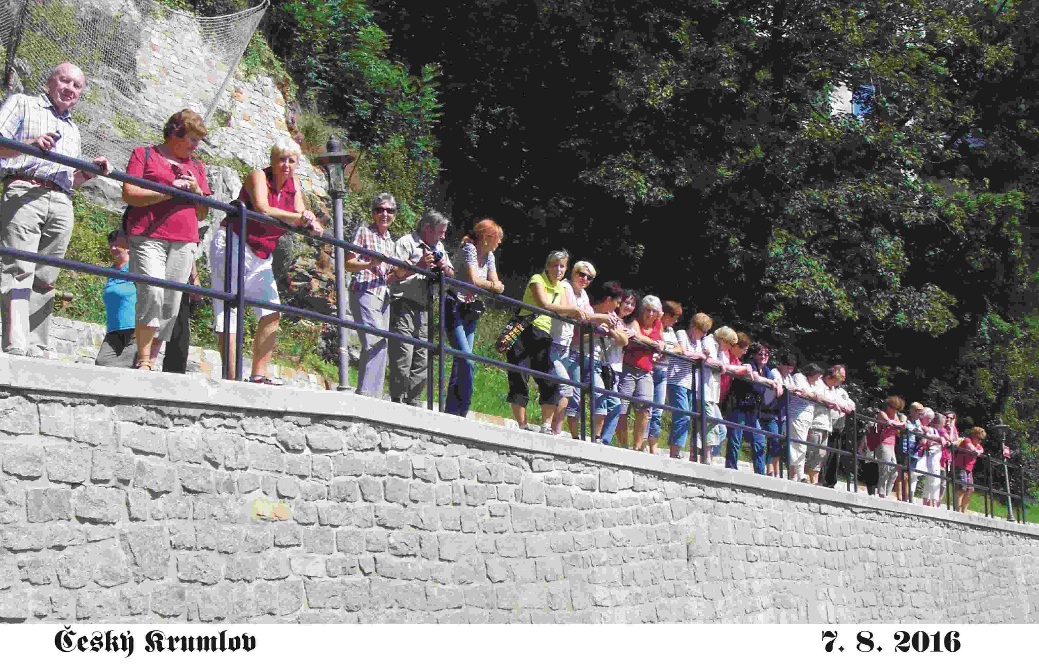 V Českém Krumlově u Vltavského splavu