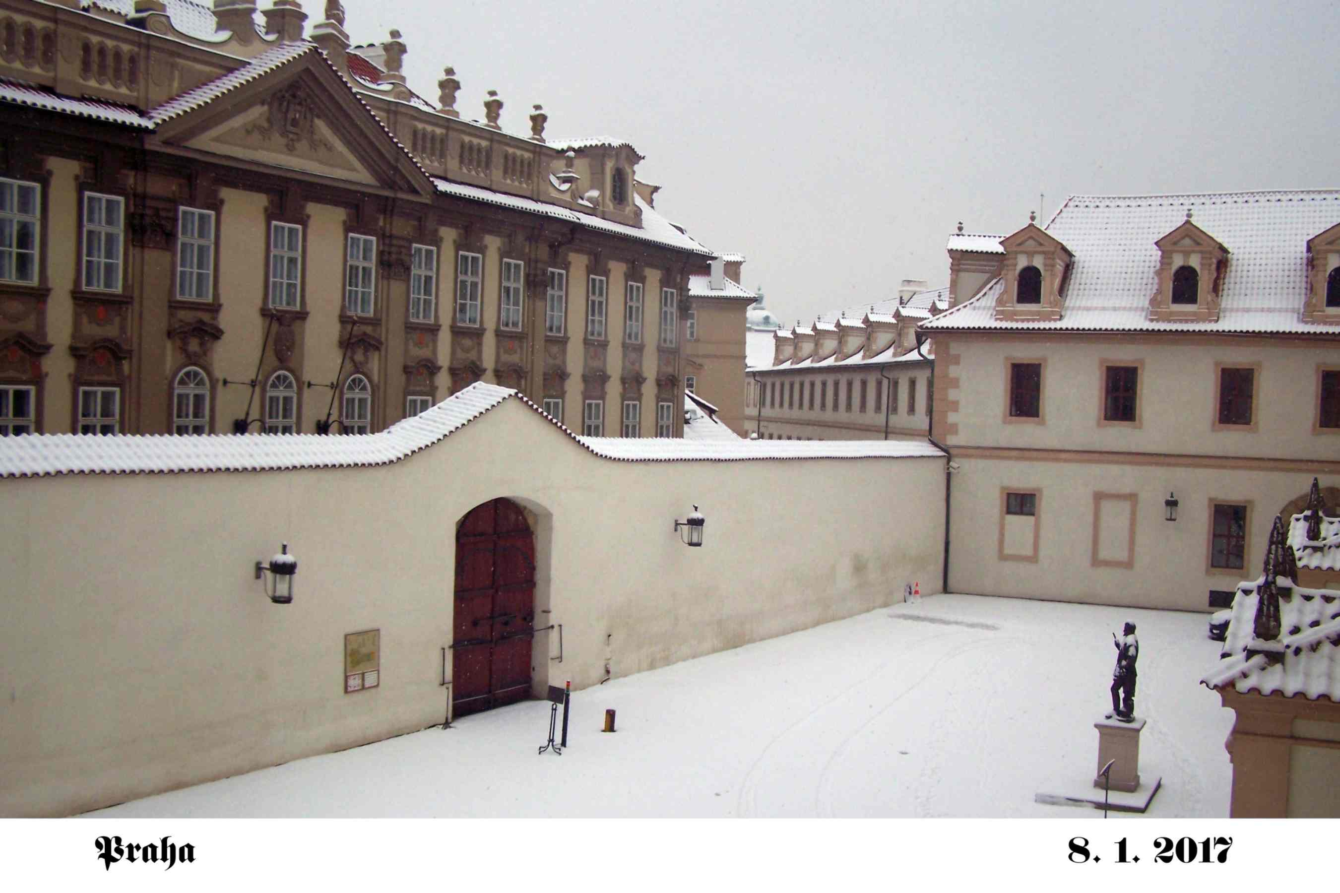 Kolowratský palác přes Valdštejnskou ulici