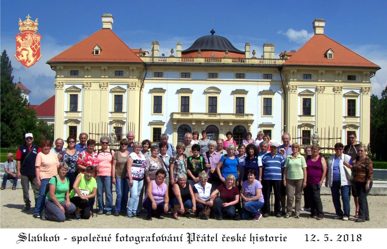 Společná fotografie u zámku ve Slavkově.