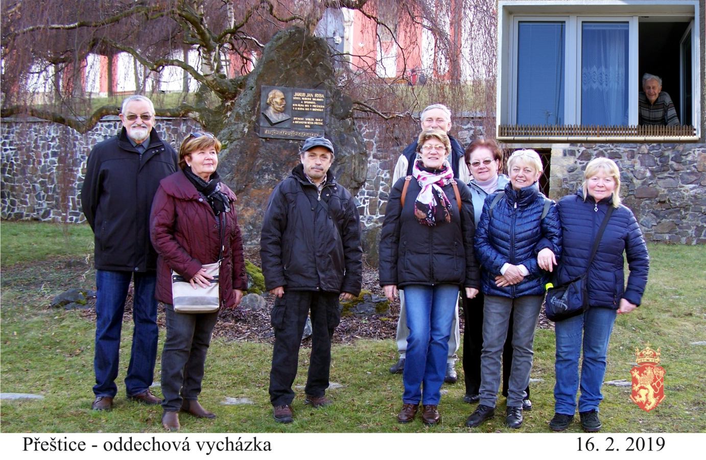 Skupinové fotografování menší části účastníků vycházky (ostatní už byli v cukrárně) a setkání s naším přítelem Jiřím Bělem.