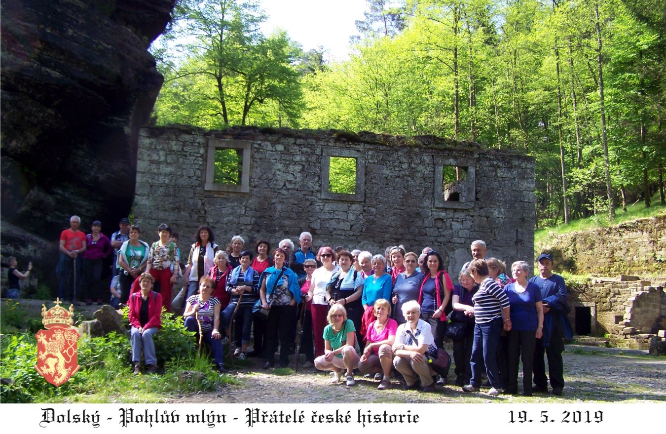 Společné fotografování u Dolského mlýna, kde se točila pohádka Pyšná princezna.