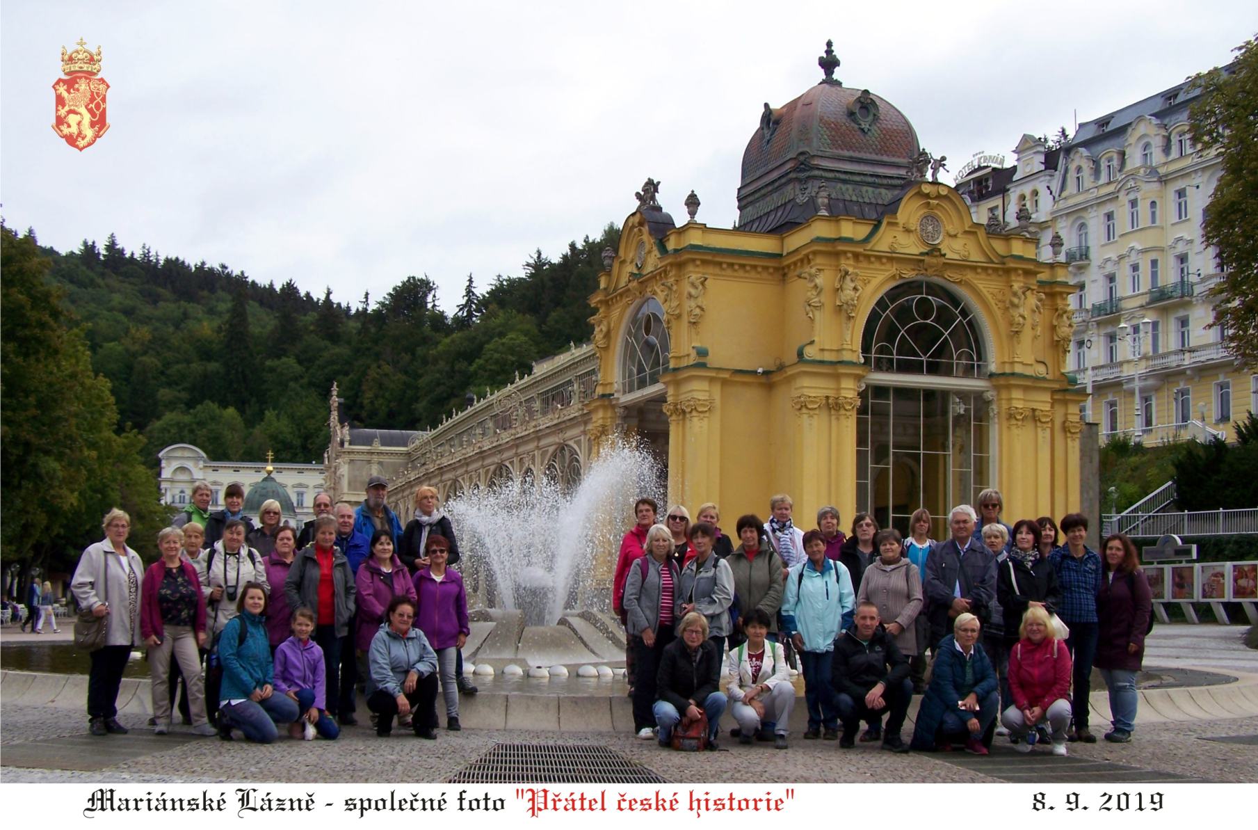 Vzpomínková fotografie u fontány před kolonádou.