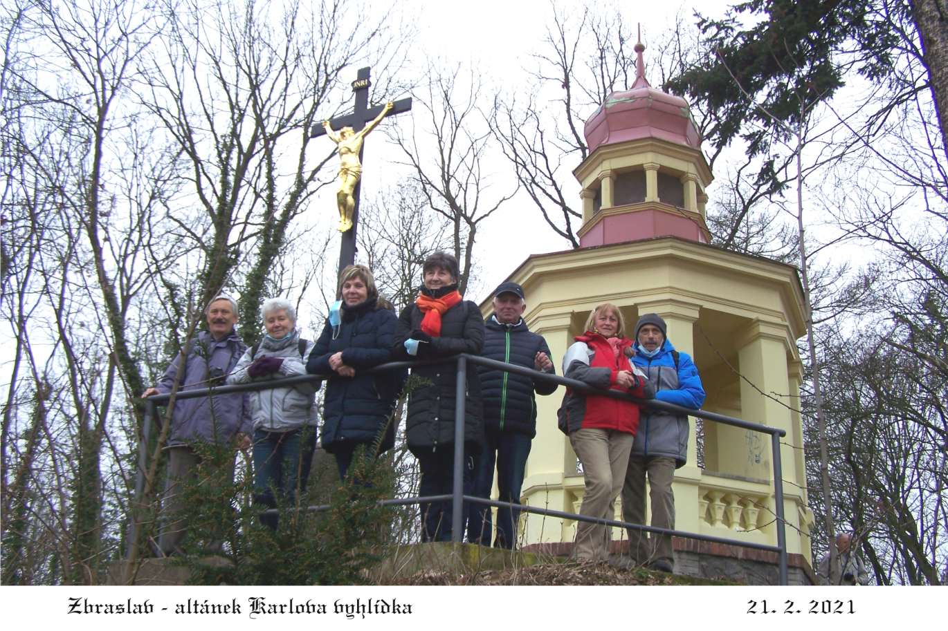 U altánku, bohužel přes přerostlé stromy již není nic vidět.