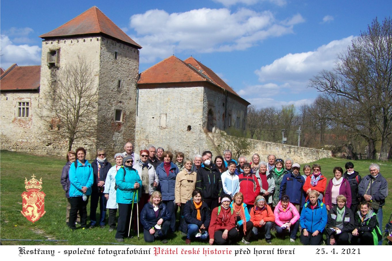 Fotografování na památku před horní tvrzí v Kestřanech.