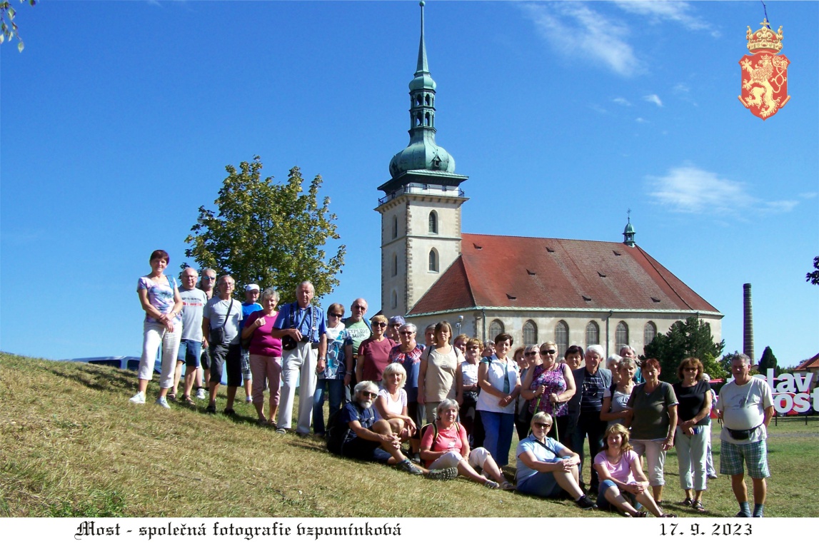 Společná fotografie před kostelem.