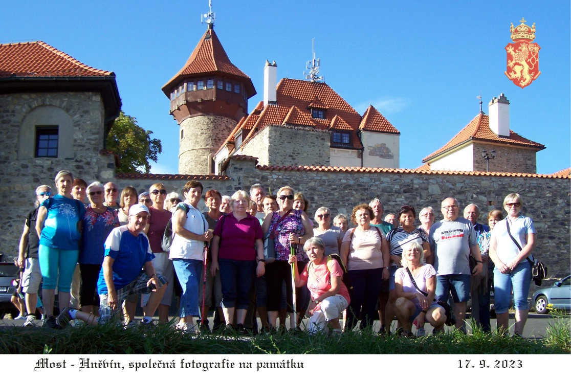 Společná fotografie před Hněvínem.