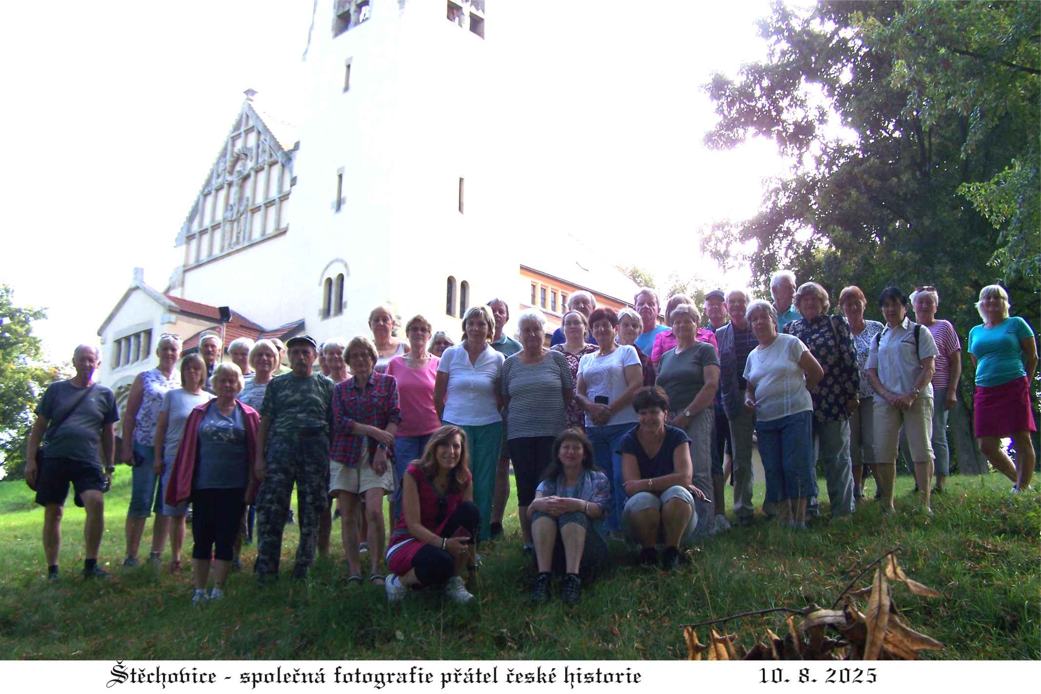 Společná fotografie před štěchovickým kostelem.